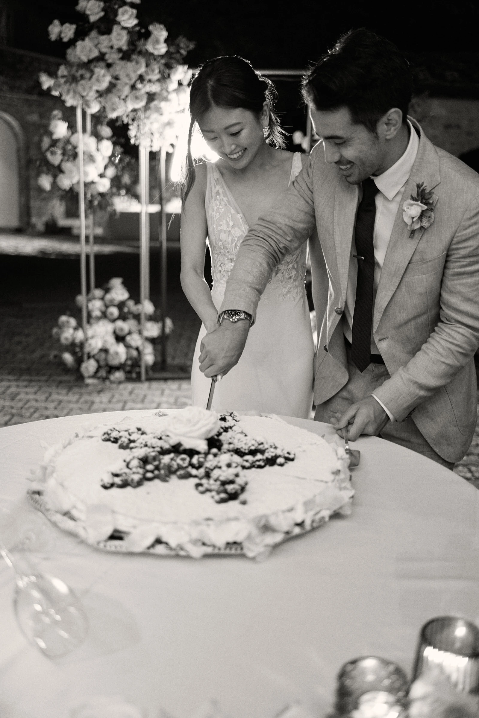 Dancing Party - Cut of the cake at Borgo Argiano in Tuscany